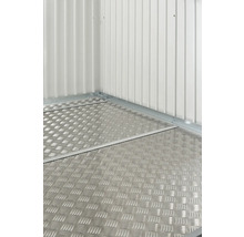 Revêtement de sol en tôle larmée dans une cabane de jardin avec mur blanc