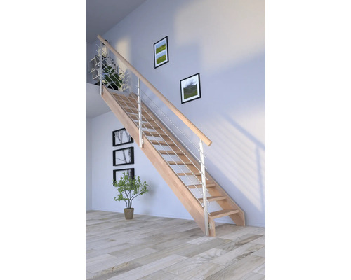 Holztreppe mit Edelstahlgeländer in hellem Raum