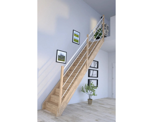 Escalier à limon latéral Pertura Notos chêne avec contremarches limon latéral non traité chêne droit 83 cm 13 marches / 14 pas de marche garde-corps à barres Escalier en bois avec rampe blanche dans une pièce lumineuse