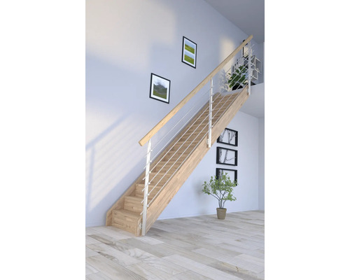 Escalier en bois avec balustrade en métal dans une pièce lumineuse