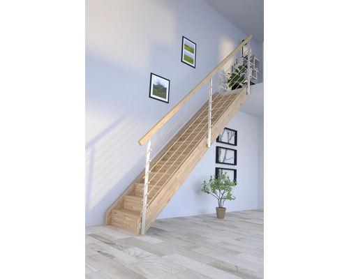 Holztreppe mit Edelstahlgeländer in hellem Raum