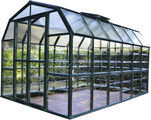 Serre avec étagères et vitrage transparent.