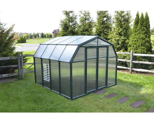 Gewächshaus aus Metall und Kunststoff im Garten.