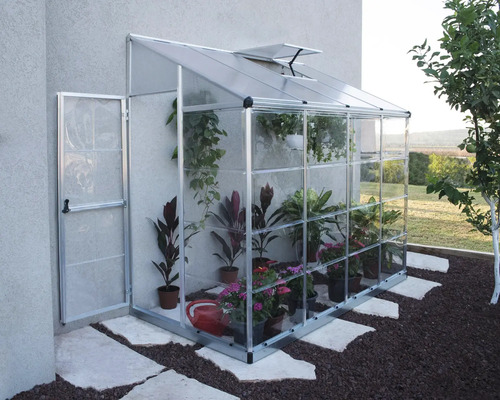 Serre en aluminium avec plantes et fenêtre ouverte