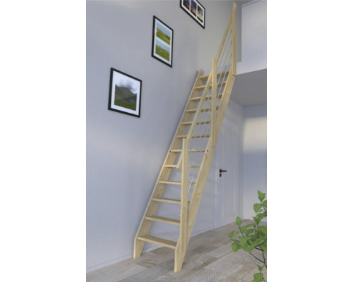 Holztreppe mit Geländer im Wohnraum