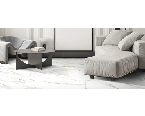 Modernes Wohnzimmer mit Marmorfliesen, Sofa und Couchtisch