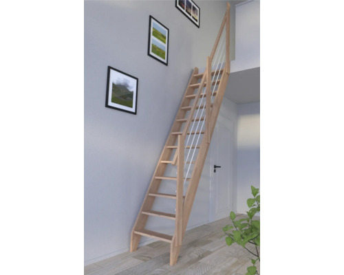 Holztreppe mit Geländer im Innenraum