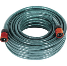 Aufgerollter Gartenschlauch mit Anschlussstücken