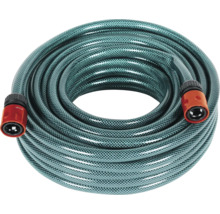 Aufgerollter Gartenschlauch mit Anschlüssen