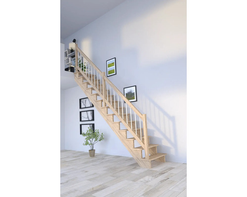Escalier en bois avec rampe blanche dans une pièce lumineuse