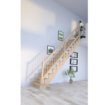 Escalier en bois dans une pièce lumineuse avec des tableaux au mur