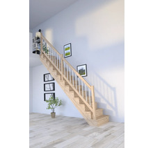 Holztreppe mit weißem Geländer in einem hellen Raum