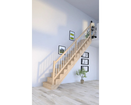 Holztreppe mit Geländer in einem hellen Raum