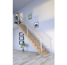 Treppe mit Holzstufen und Edelstahlgeländer in einem hellen Wohnraum.