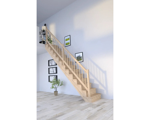 Escalier à limon latéral Pertura Atanas chêne avec contremarches limon latéral non traité chêne droit 80 cm 13 marches / 14 pas de marche garde-corps à barres Escalier en bois avec rampe dans une pièce lumineuse.