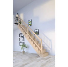 Holztreppe mit Geländer im Wohnraum