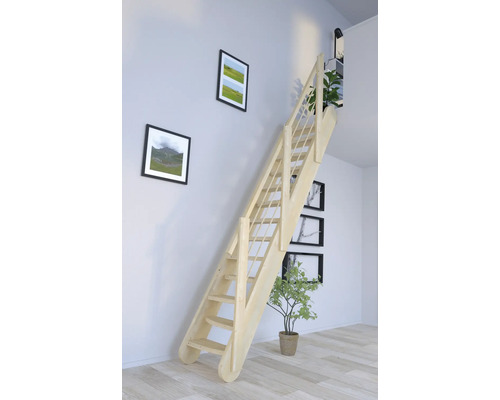 Vue d''une pièce avec un escalier en bois contre un mur avec des cadres.