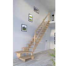Holztreppe mit Geländer im hellen Wohnraum