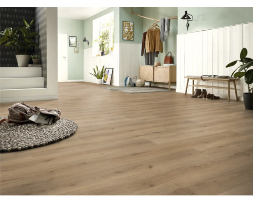 Heller Eingangsbereich mit Laminatboden, Garderobe und dekorativen Elementen für ein freundliches Ambiente.