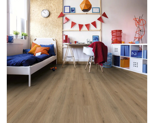 Ein helles Kinderzimmer mit Bett, Schreibtisch und Laminatboden.