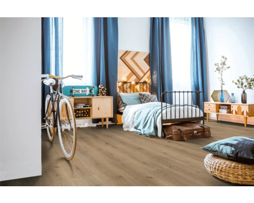 Modernes Schlafzimmer mit Holzboden, Bett und blauen Vorhängen