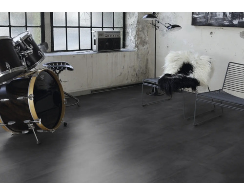 Wohnraum mit Schlagzeug, Stühlen und Musikanlage auf dunklem Bodenbelag