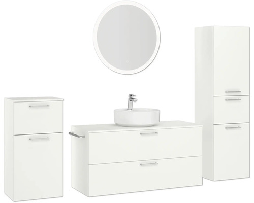 Badezimmer mit Waschtisch, Spiegel und Hochschrank