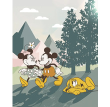 Mickey Mouse et Minnie Mouse se promènent avec Pluto dans un paysage forestier.