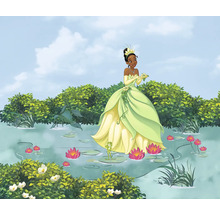 Illustration de la princesse Tiana dans un étang avec des nénuphars