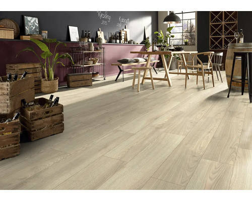 Heller Laminatboden in einem Innenraum mit Tischen und dekorativen Elementen.