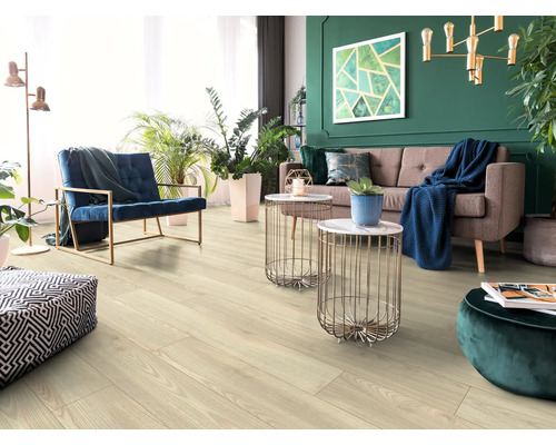 Heller Holzboden in einem Wohnzimmer mit Möbeln und Pflanzen