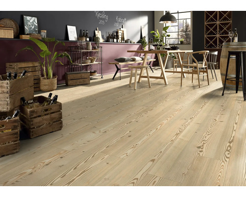 Helle Holzbodenfläche in einem Esszimmer mit Tischen, Stühlen und dekorativen Elementen.