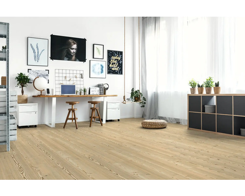 Heller Arbeitsbereich mit Holzboden, Schreibtisch und Dekorationsgegenständen.