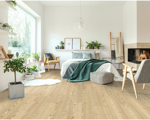 Heller, freundlicher Schlafraum mit Holzboden, Bett, Kamin und Dekoration