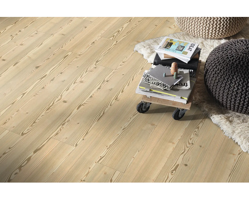 Verlegter Holzboden mit Büchern und Sitzkissen