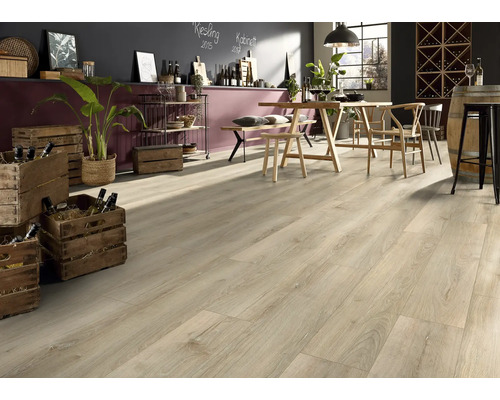 Intérieur avec sol stratifié clair, tables en bois et caisses de vin