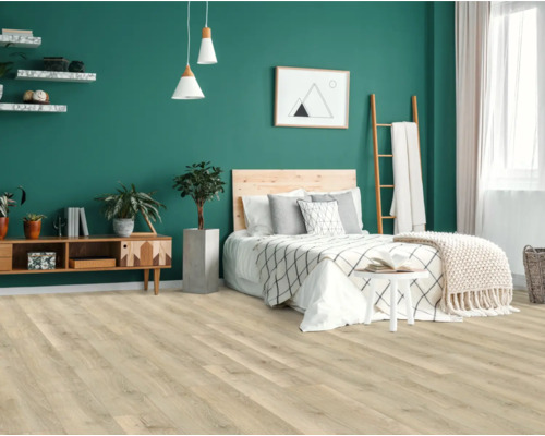 Chambre moderne avec un sol en bois clair, un lit et des décorations