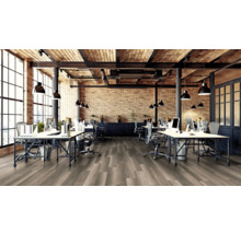 Bureau lumineux avec tables d''ordinateur, chaises de bureau et plancher en bois