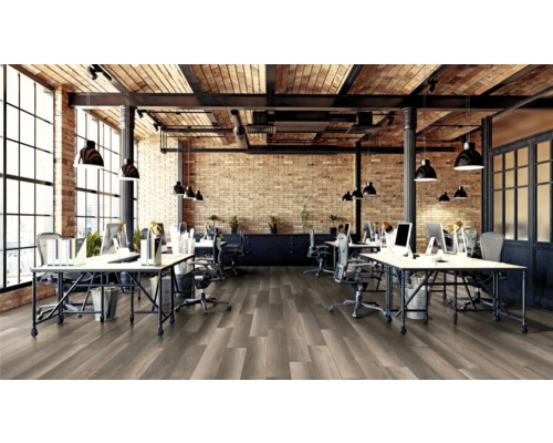 Bureau lumineux avec tables d''ordinateur, chaises de bureau et plancher en bois