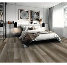 Chambre à coucher avec lit double, deux peintures murales rondes et parquet en bois