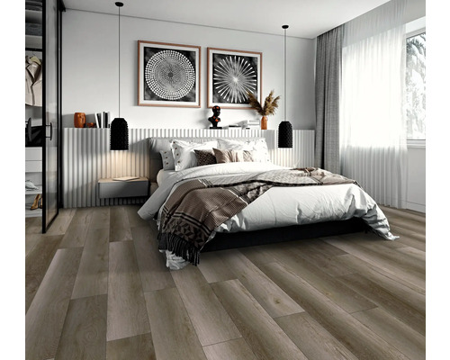 Chambre à coucher avec lit double, deux peintures murales rondes et parquet en bois