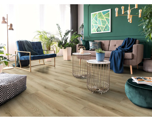 Wohnzimmer mit Laminatboden, Sofa, Sessel und Beistelltischen.