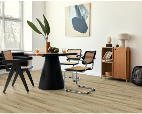 Heller Raum mit Esstisch, Stühlen und Kommode auf hellem Holzboden.