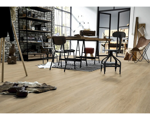 Heller Wohnraum mit Regalen, Tischen, Stühlen und hellem Holzboden