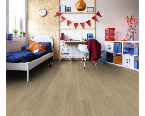 Kinderzimmer mit Bett, Schreibtisch und Laminatboden.