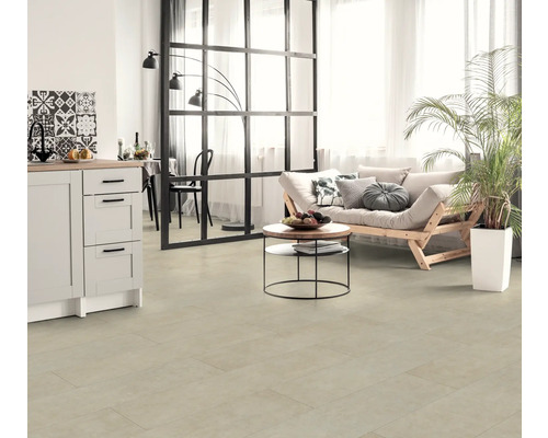 Heller Wohnraum mit Vinylboden in Dielenoptik, Sofa, Tisch und Zimmerpflanze