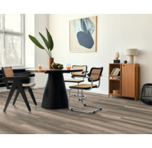 Salle à manger lumineuse avec plancher en bois, table à manger avec chaises et buffet.