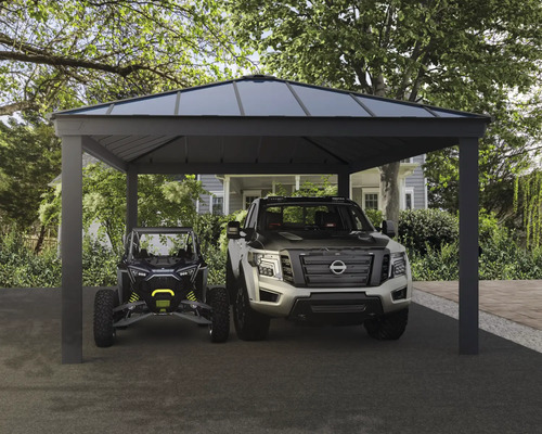 Aire de stationnement couverte avec des véhicules à l''extérieur.