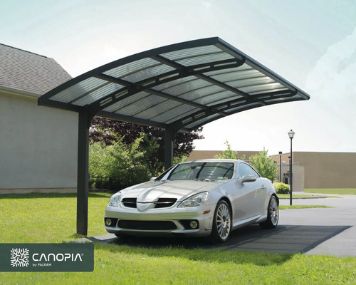 Abri de voiture avec voiture dans une allée