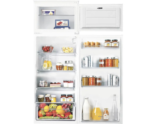 Réfrigérateur ouvert rempli d''aliments tels que fruits, légumes, boissons et conserves